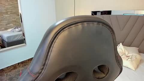 Snapshot of lianeumann chatting on 01.20.25 LIANE online show from 01.20.25