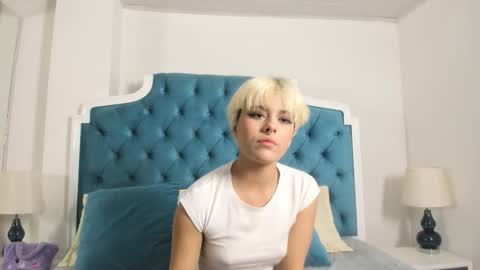 Snapshot of liavivumi chatting on 10.16.25 Lia Vivumi  online show from 10.16.25