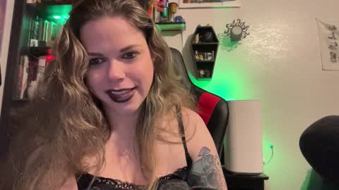 Snapshot of libbydeetzxxx chatting on 12.19.24 Libby Deetz online show from 12.19.24