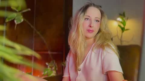 Snapshot of lierie chatting on 02.11.26 its my birthday today so im offline but id be so happy if you felt like sending me a birthday love while im away online show from 02.11.26