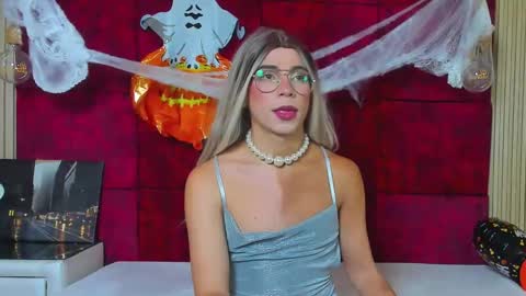 Snapshot of liiacollins chatting on 10.27.25 liiacollins online show from 10.27.25