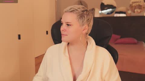 likaaberry online show from 11.25.25