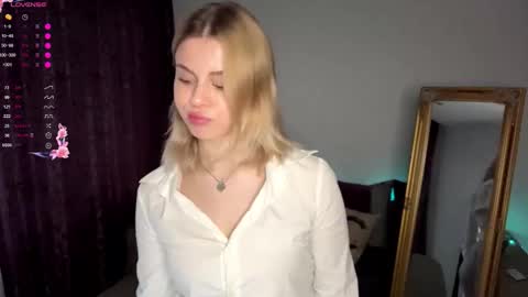 Elisa  online show from 09.22.25