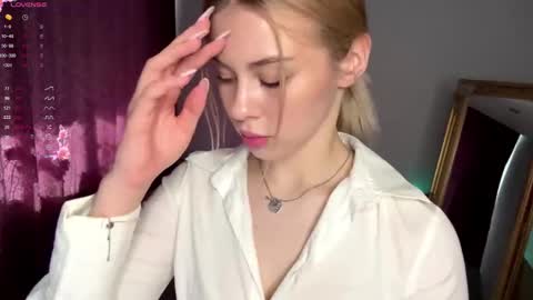 Elisa  online show from 09.24.25