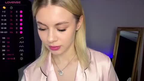 Elisa  online show from 10.15.25