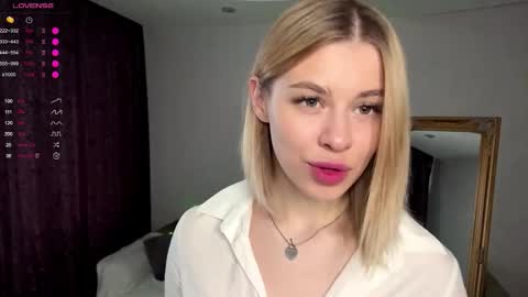 Elisa  online show from 10.17.25