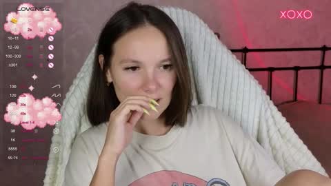 Snapshot of lil_luna_x chatting on 09.21.25 little moon online show from 09.21.25