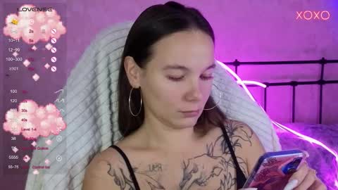 Snapshot of lil_luna_x chatting on 10.06.25 little moon online show from 10.06.25