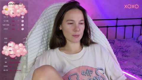 Snapshot of lil_luna_x chatting on 10.07.25 little moon online show from 10.07.25