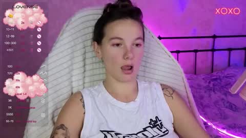 Snapshot of lil_luna_x chatting on 10.12.25 little moon online show from 10.12.25