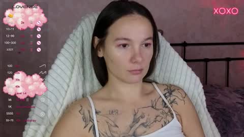 Snapshot of lil_luna_x chatting on 10.18.25 little moon online show from 10.18.25