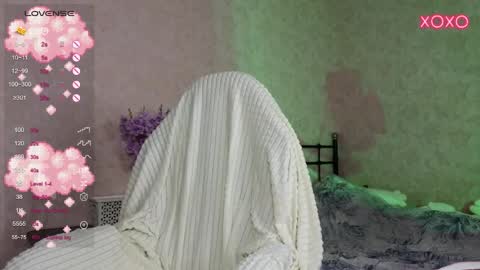 Snapshot of lil_luna_x chatting on 10.22.25 little moon online show from 10.22.25