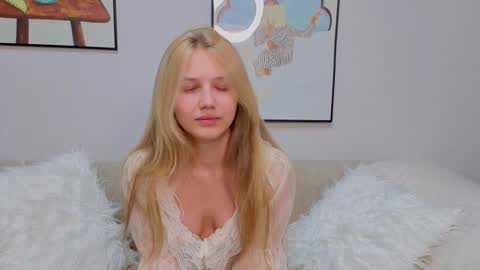 Snapshot of lil_tasty33 chatting on 11.08.25 Emma online show from 11.08.25