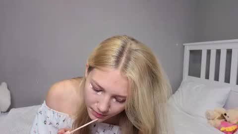 Snapshot of lil_tasty33 chatting on 11.14.25 Emma online show from 11.14.25