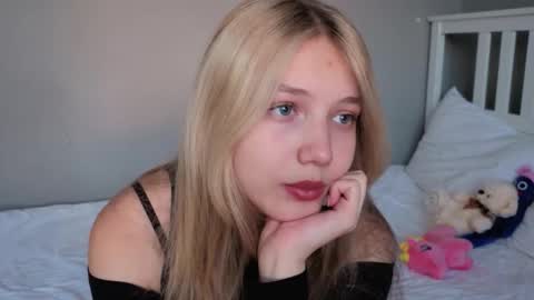 Snapshot of lil_tasty33 chatting on 11.17.25 Emma online show from 11.17.25