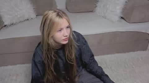 Snapshot of lil_tasty33 chatting on 11.27.25 Emma online show from 11.27.25