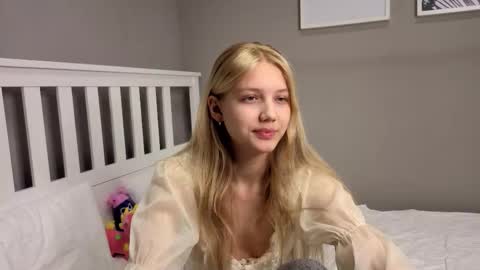 Snapshot of lil_tasty33 chatting on 12.04.25 Emma online show from 12.04.25