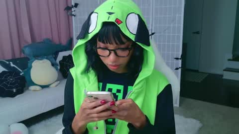 Snapshot of lileviemarie chatting on 10.02.25 evie online show from 10.02.25