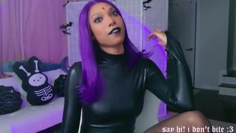 Snapshot of lileviemarie chatting on 10.31.25 evie online show from 10.31.25