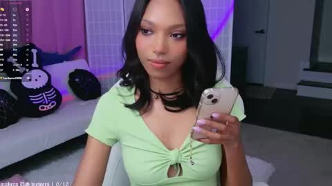 Snapshot of lileviemarie chatting on 11.15.25 evie online show from 11.15.25