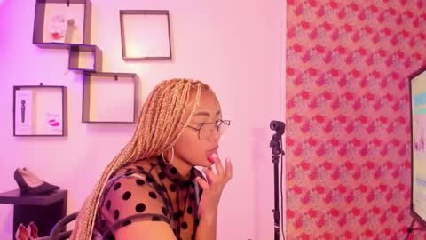 Snapshot of lili_harvey chatting on 10.07.25 Lili online show from 10.07.25