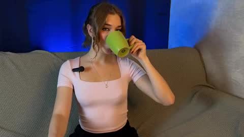 Snapshot of lilianlees chatting on 10.21.25 LilianLees online show from 10.21.25