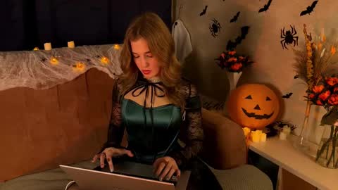 Snapshot of lilianlees chatting on 10.27.25 LilianLees online show from 10.27.25