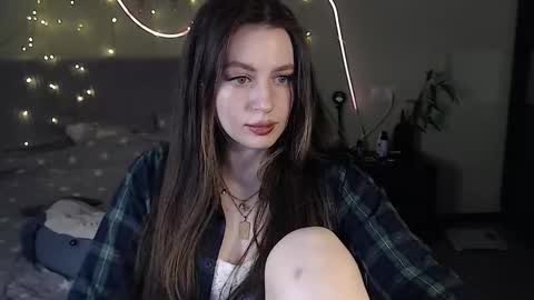 Snapshot of liliatlu chatting on 10.28.25 Lilu online show from 10.28.25