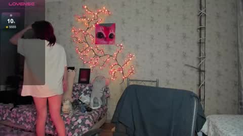 Snapshot of lilie_brown chatting on 10.05.25 Lilie online show from 10.05.25