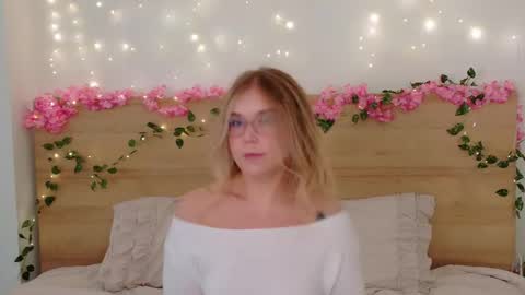 Snapshot of lilith_bonheur chatting on 09.30.25 Lilith Bonheur online show from 09.30.25