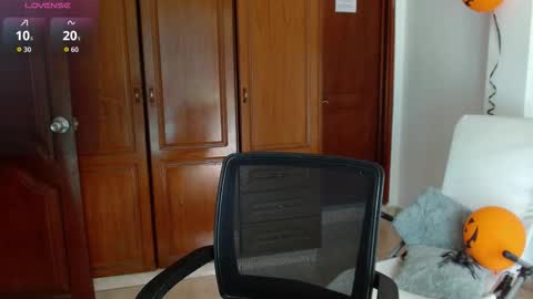 Snapshot of lilith_cut3 chatting on 10.27.25 lili online show from 10.27.25