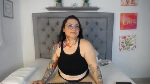 Snapshot of lillebbw_sweet chatting on 02.04.25 lille online show from 02.04.25