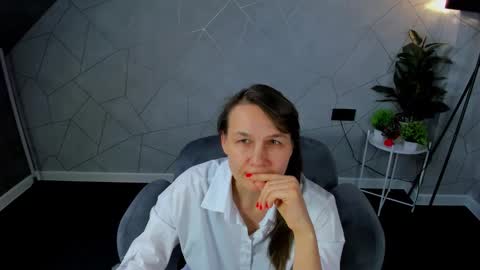 lillian_white1 online show from 12.13.24