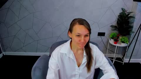 lillian_white1 online show from 12.18.24