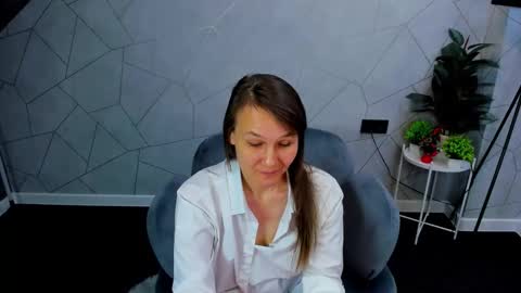 lillian_white1 online show from 12.18.24