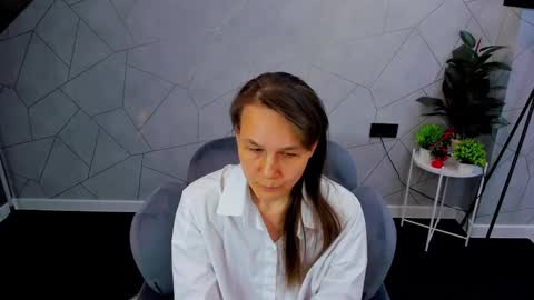 lillian_white1 online show from 12.19.24