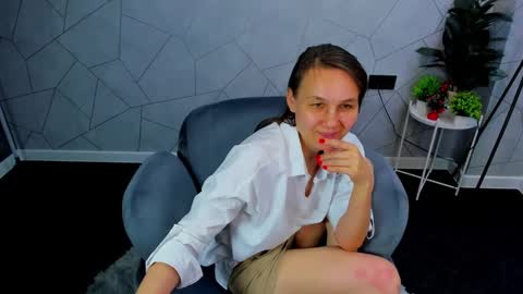 lillian_white1 online show from 12.19.24