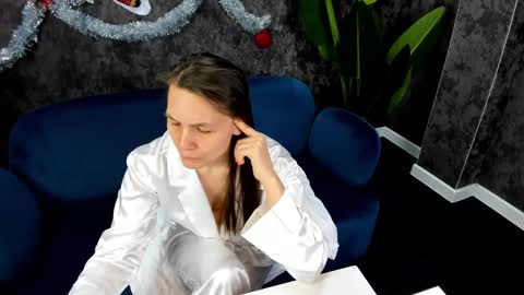 lillian_white1 online show from 12.29.24