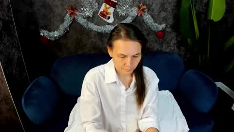 lillian_white1 online show from 12.31.24