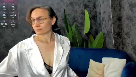 lillian_white1 online show from 10.12.25