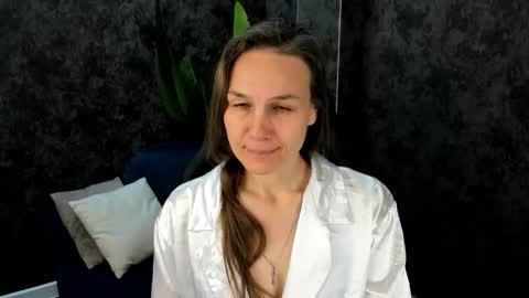lillian_white1 online show from 10.18.25