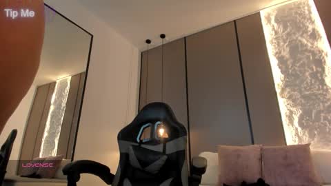 L I L L Y online show from 12.20.25