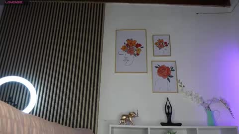 Snapshot of lilly_dollss chatting on 09.17.25 Sofia online show from 09.17.25