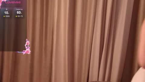 Snapshot of lilly_royse chatting on 10.22.25 lilly_royse online show from 10.22.25