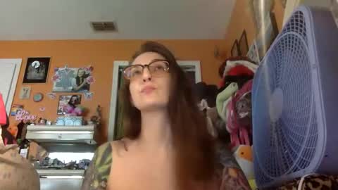 hi guys im back on here 3 online show from 05.18.26