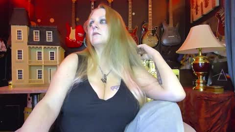 Lillyth Eden online show from 02.11.25