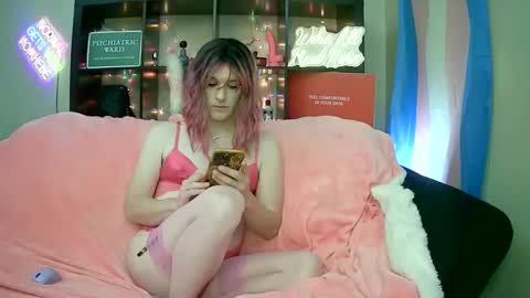 Snapshot of lillyvtrap chatting on 09.28.25 lillyVonT online show from 09.28.25