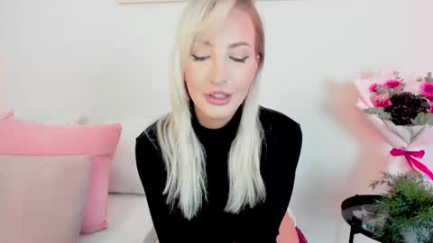 Snapshot of liloukatt chatting on 11.04.25 Lilou online show from 11.04.25