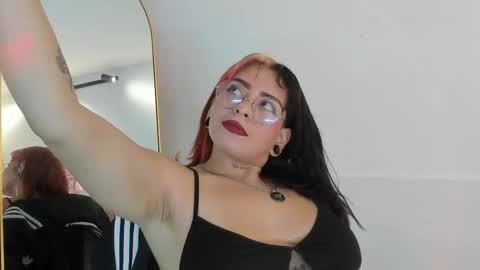 L i l y online show from 10.10.25