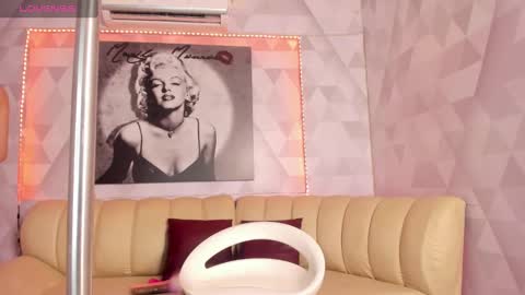 Snapshot of lily_lv chatting on 12.21.24 Lily online show from 12.21.24